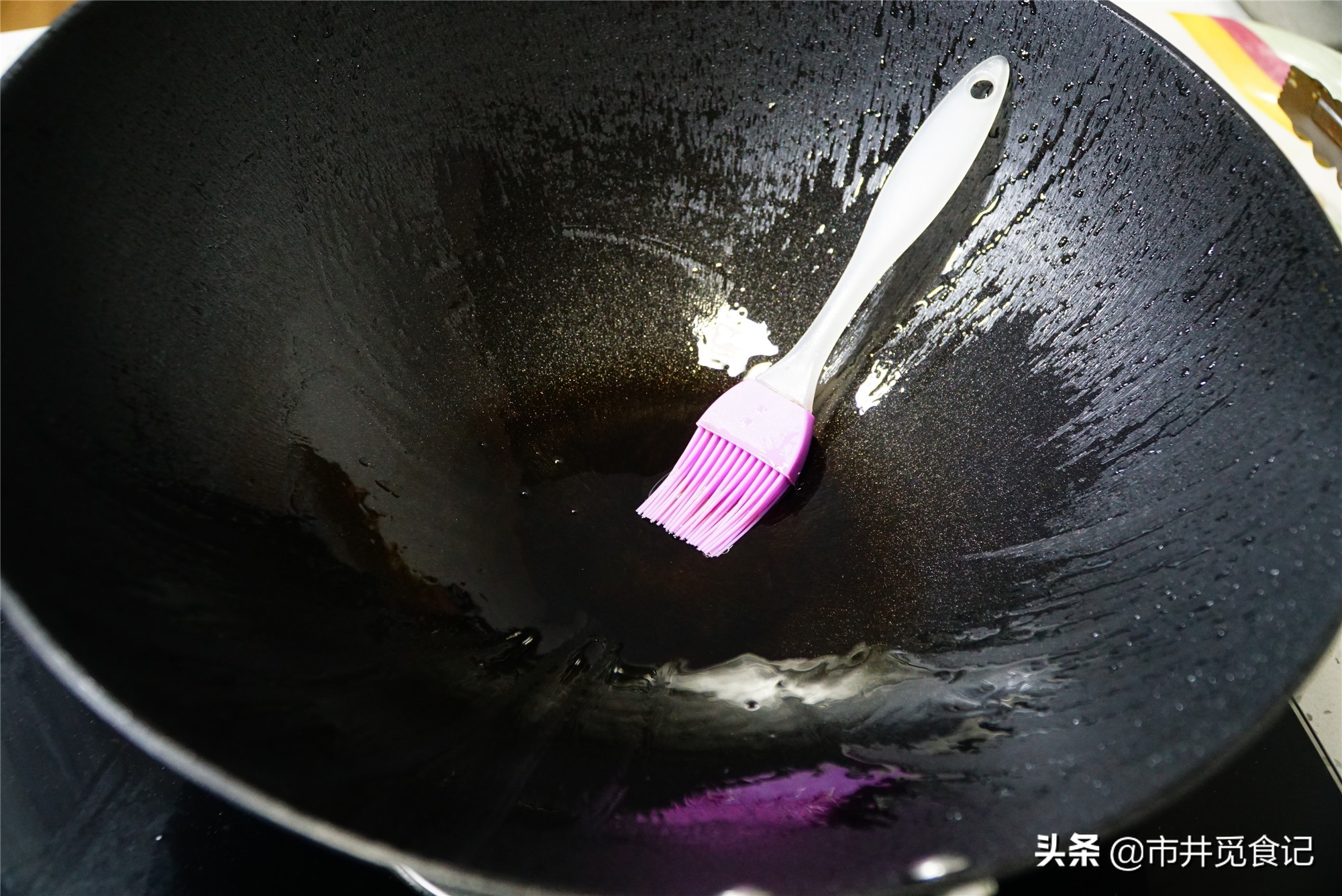 新锅生铁锅怎么开锅不生锈不粘锅,刚买的新铁锅用之前怎么操作