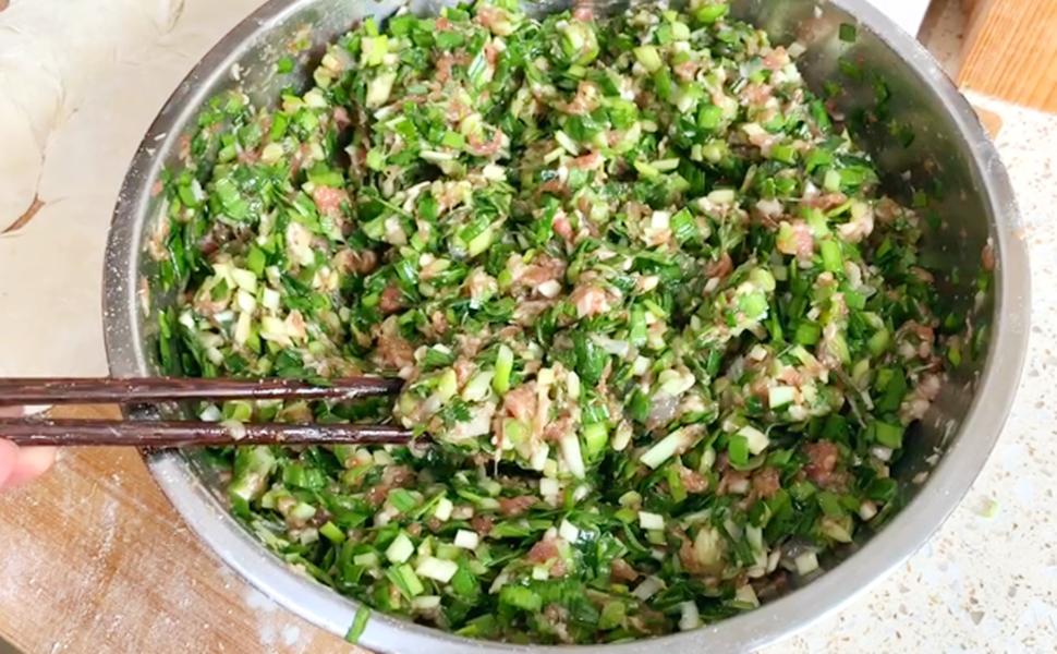 包韭菜馅饺子时牢记3不放,韭菜肉饺子馅必放三样