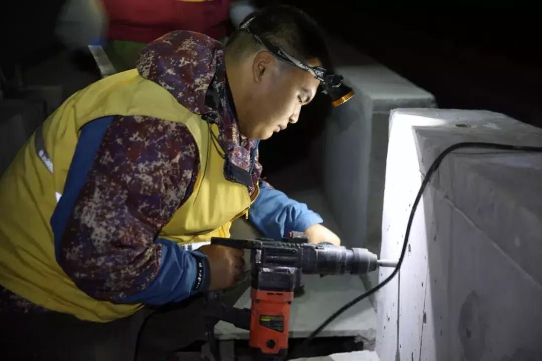 大半夜的“睁一只眼闭一只眼”，这些人在干嘛？