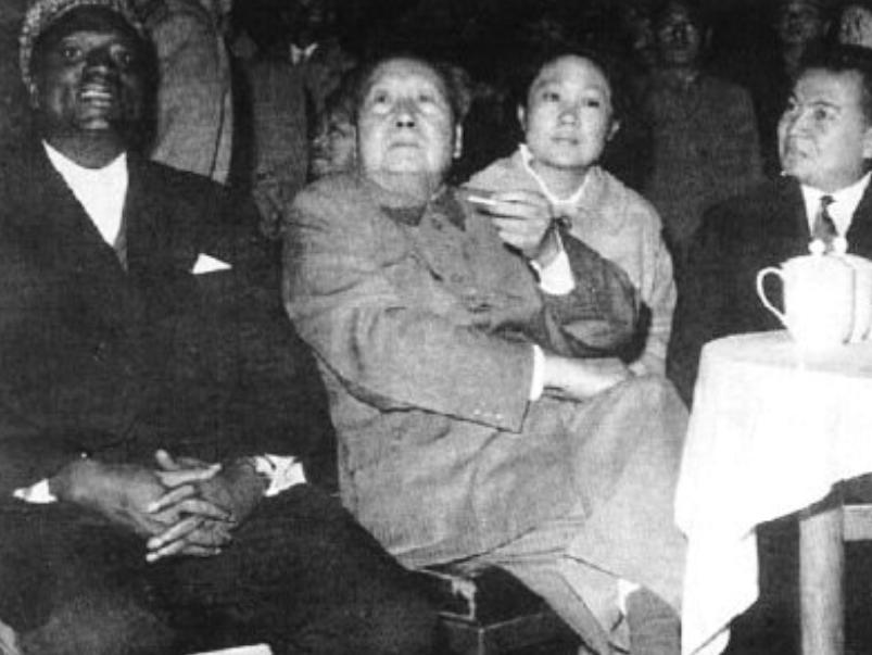 重庆谈判期间，毛主席一支烟让蒋介石后怕不已：此人不可轻视