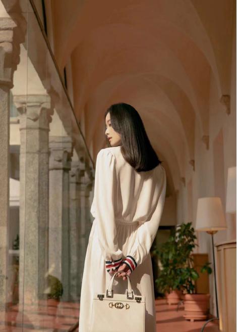 倪妮又有“小心思”?一身白裙简约复古,气质拿捏得足足的