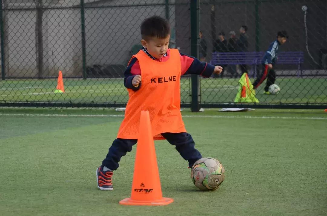 让小孩踢职业足球,如何培训孩子踢职业足球