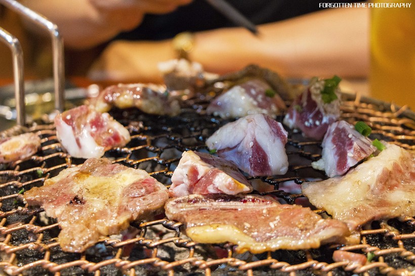 等待烤盘上的肉，就像是异地恋的情侣，看得见却吃不到