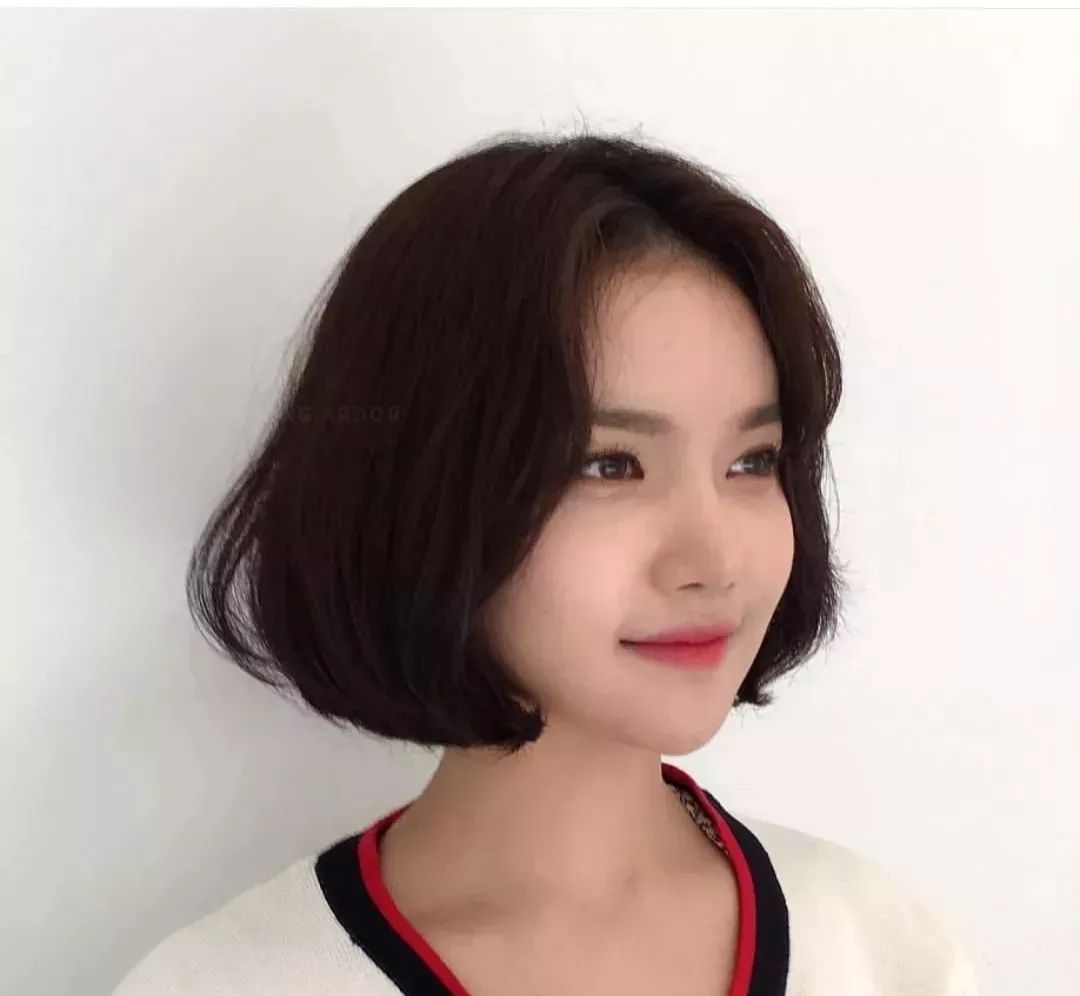 超短齐刘海短发发型,适合长脸齐耳短发最新发型