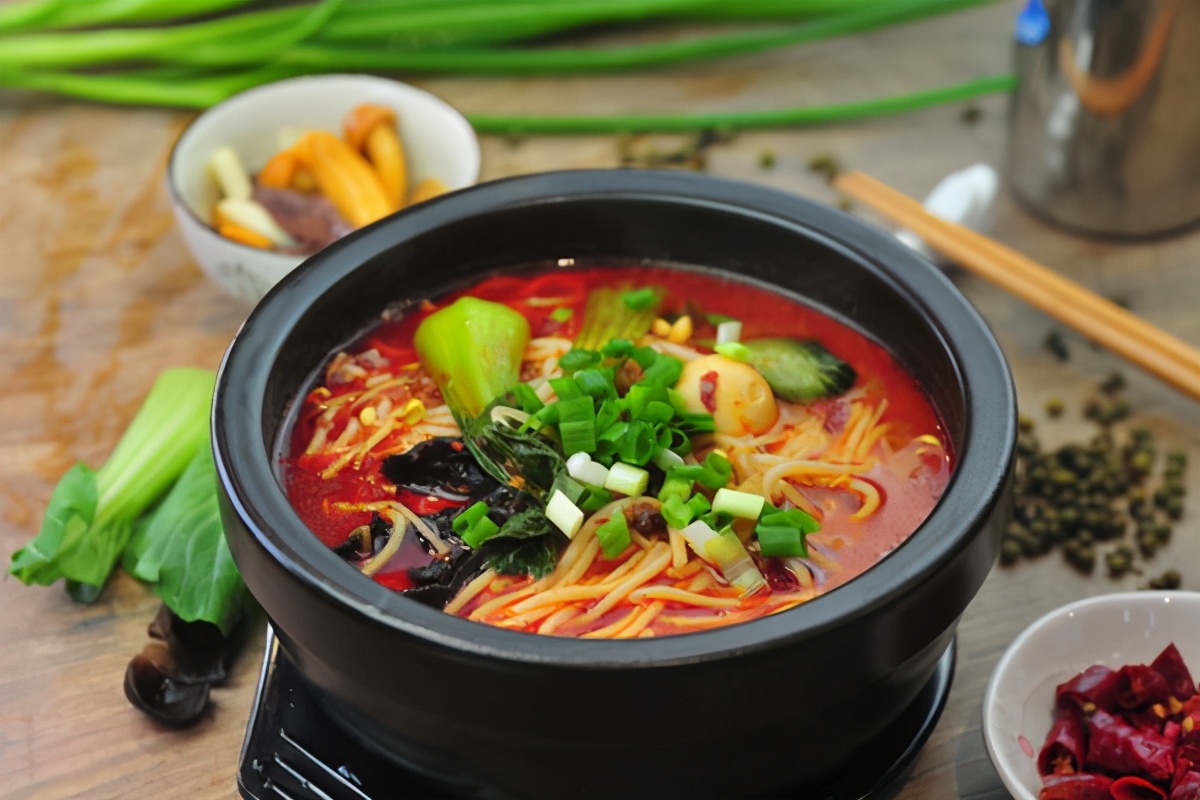 西安品诺小吃培训砂锅米线,砂锅米线制作过程