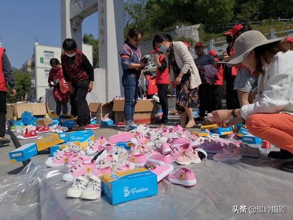 浙江温岭*党**员志愿者街头义卖童鞋