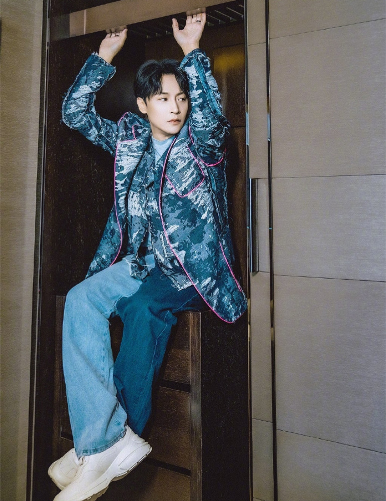 陈志朋穿奇装异服绿头发,陈志朋秋天超短裤造型浮夸引争议