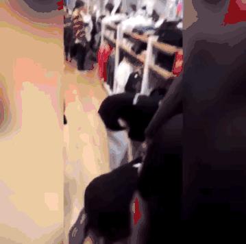 优衣库上演“丧尸围城”，大爷大妈们看呆了...