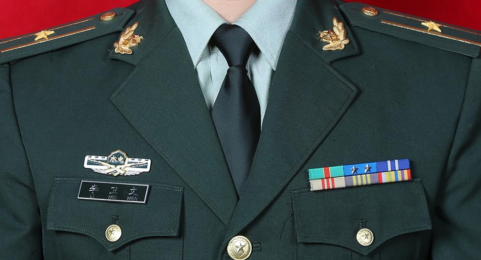 教你如何识别我军军官的级别大小，只看胸前的资历章就行了