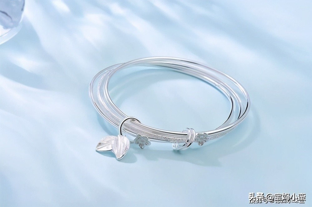 银手镯戴一晚就发黑怎么清洗,银手镯放久了发黑怎么清洗