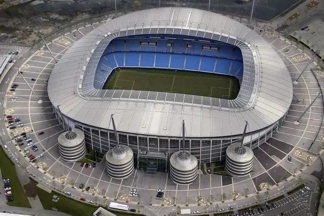 世界顶棚可以开闭的足球场视频,目前有顶棚的足球场有哪些