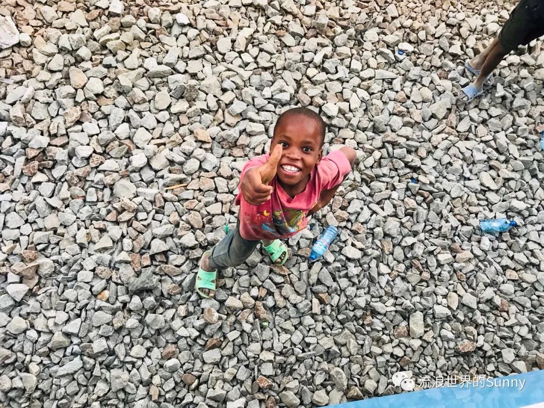 流浪非洲，乘坐中国援建火车去赞比亚，满满的亲切