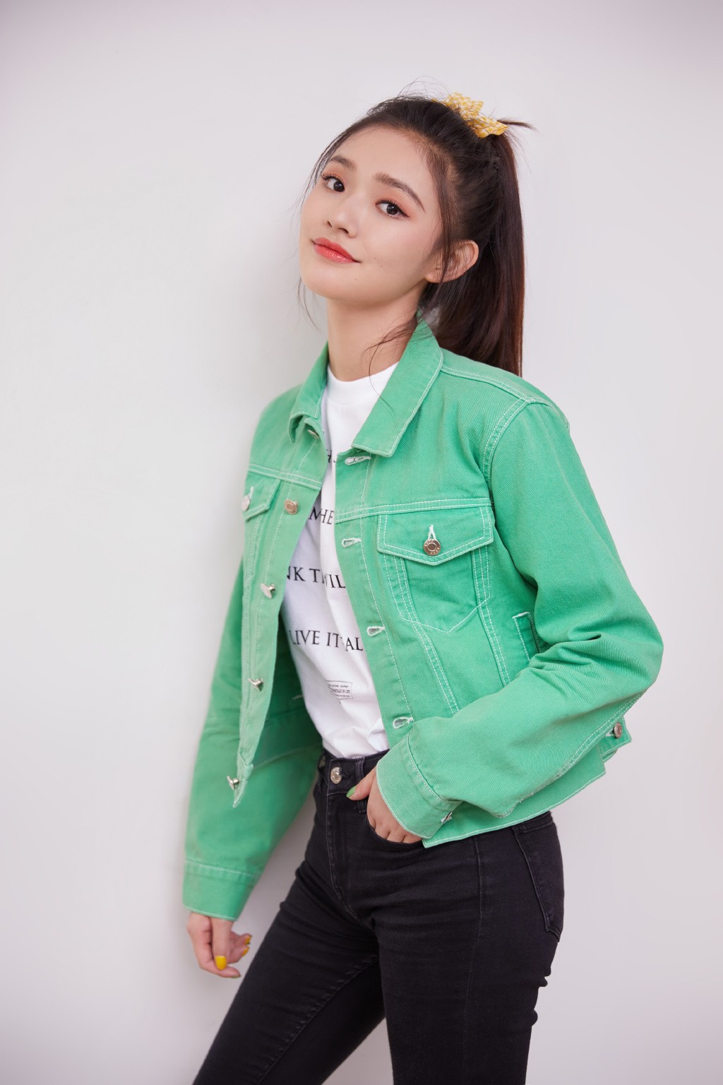 林允穿礼服高级活泼随意切换,林允一身粉色拖地长纱亮相