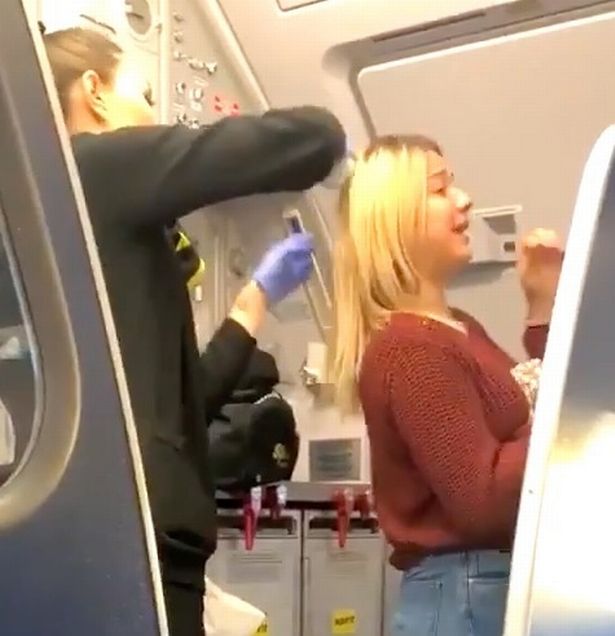 男乘客醉酒呕吐,美国一男子吐口水在车上