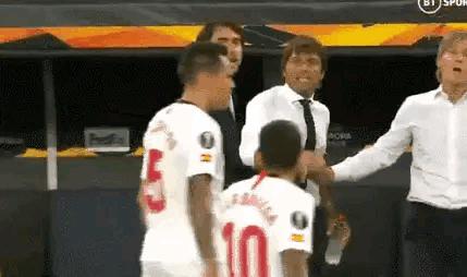 他是欧联杯之王的中场核心，也是蠢事之王，加油站离奇受伤养半年