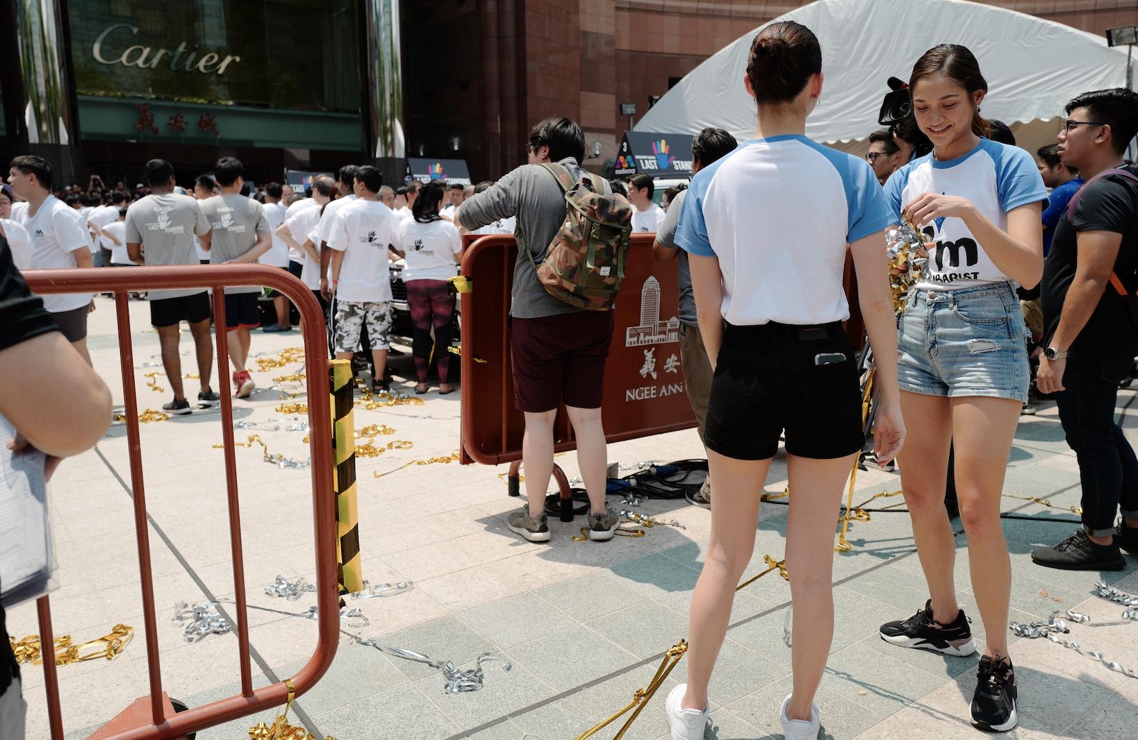 这个人把手摸在车上超过3天3夜赢了一辆车你觉得你行不？