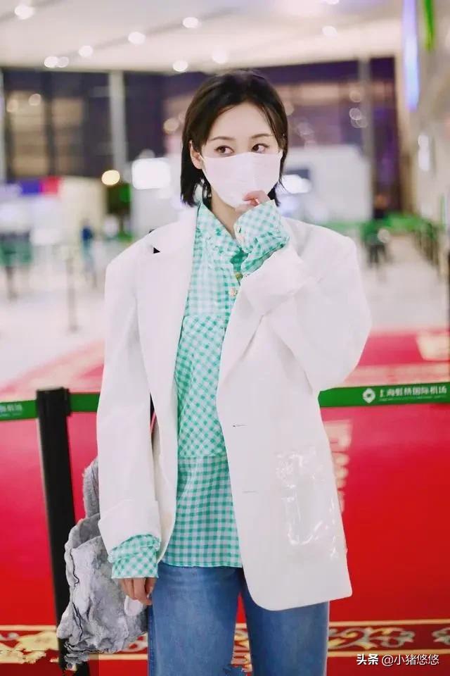 李纯粉色西装搭配图片,李纯穿粉红色西装