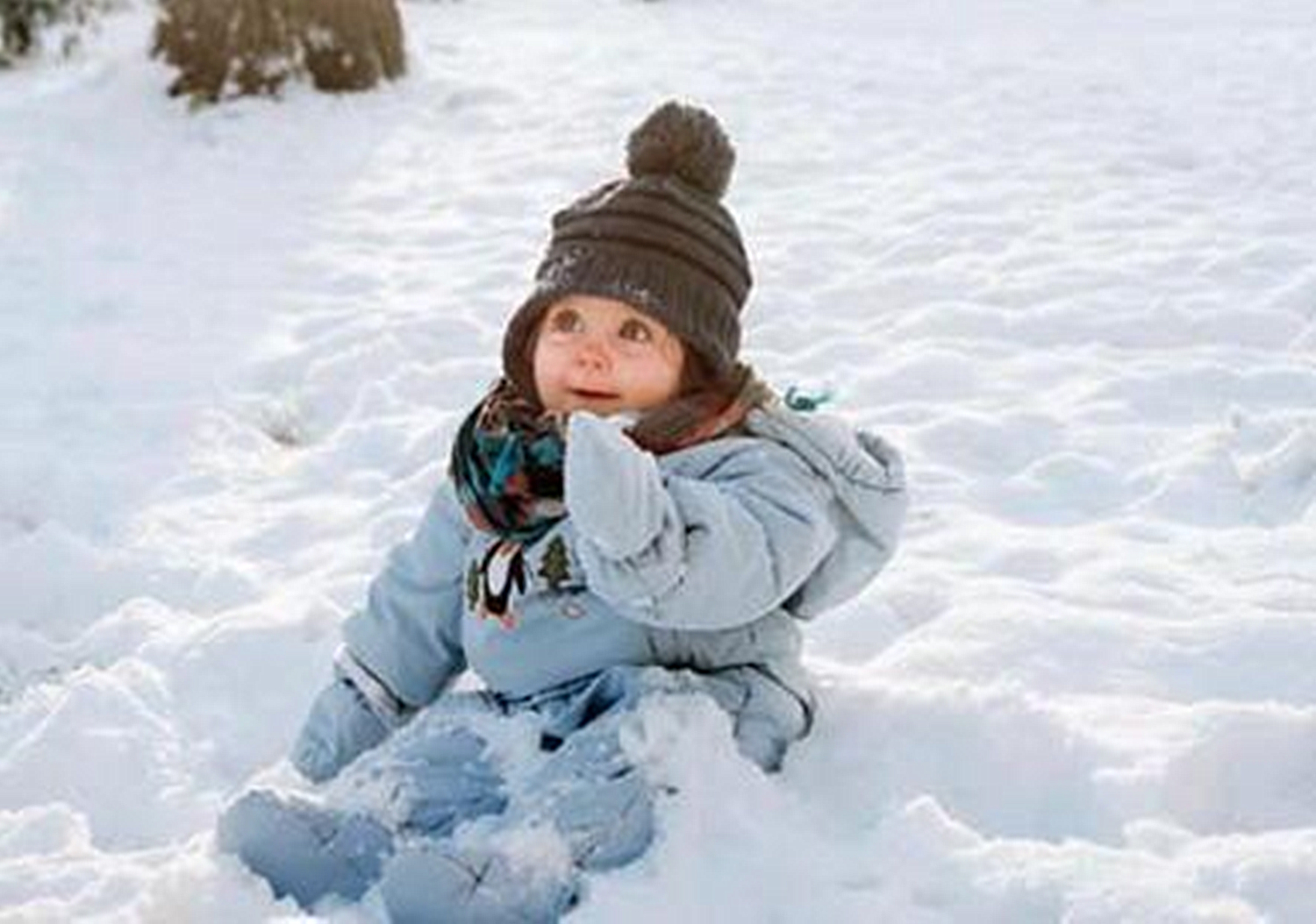 孩子莫名捡起烟头放进嘴里，妈妈厉声阻止，是很糟糕的反应