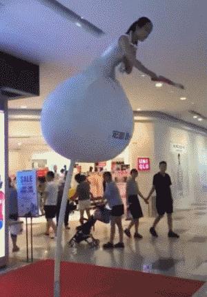 搞笑gif跟着妹子的节拍摇起来,敲锣打鼓甩头搞笑gif