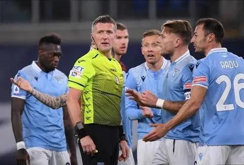 先拉尤文一把，再帮穆里尼奥突围，毕竟那不勒斯七连胜不讲武德