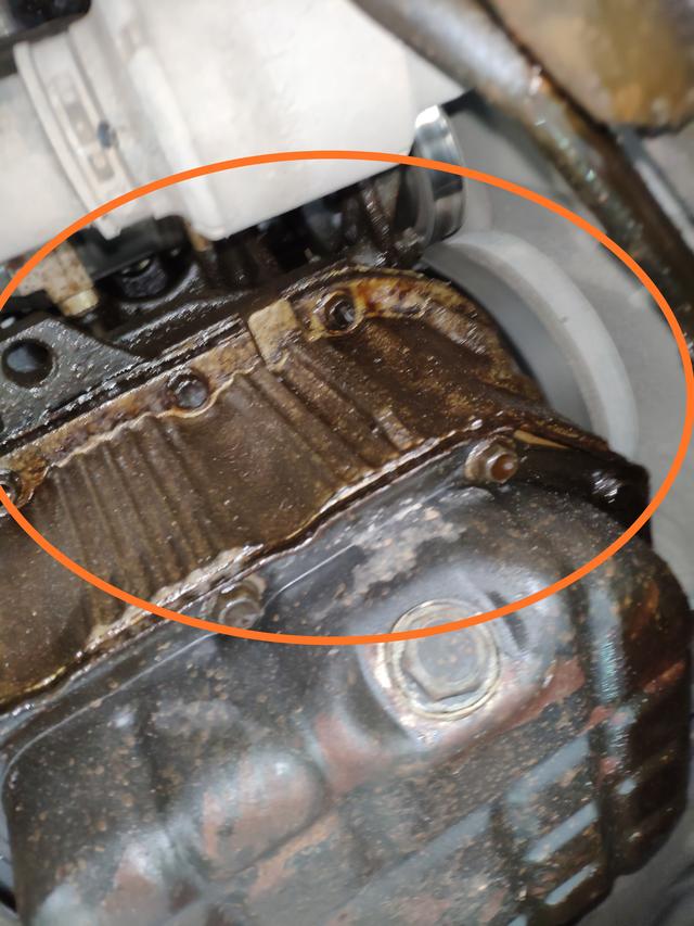 17万公里的起亚狮跑暖风水管突然爆裂，车主表示从没使用过防冻液