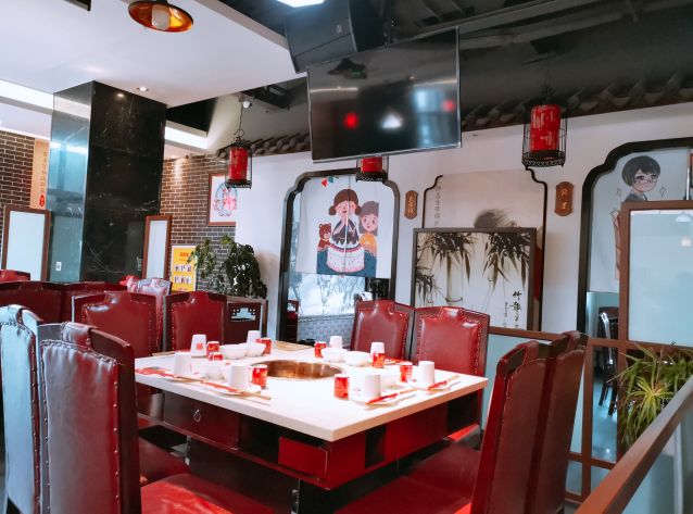 左手鲜香麻辣，右手尺颊生香！8荤6素~成都锦城大院火锅4人99元