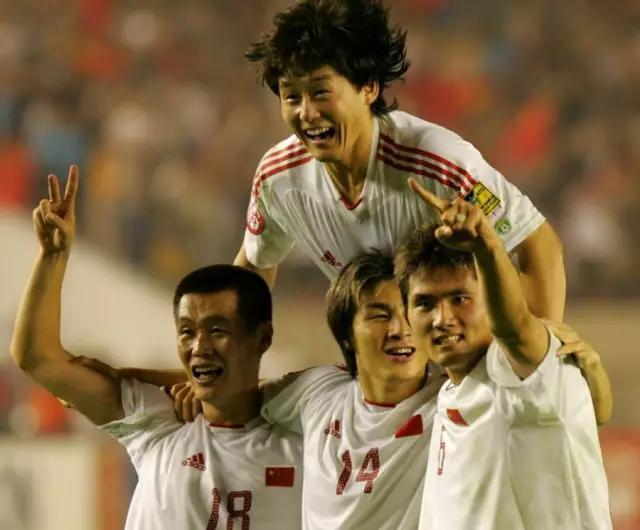 这位39岁国足老将哭的那一瞬间,多少球迷为之流泪,他真的尽力了