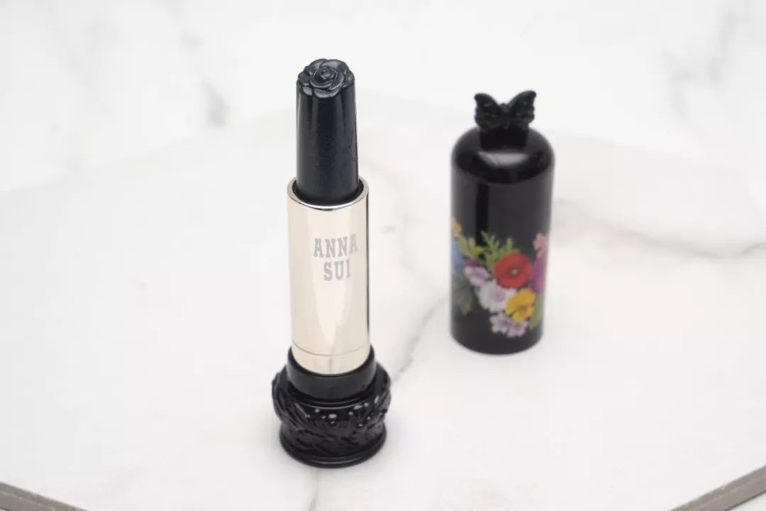 不做俗人的新一天，让安娜苏魔漾晶灵唇膏带你造型百变