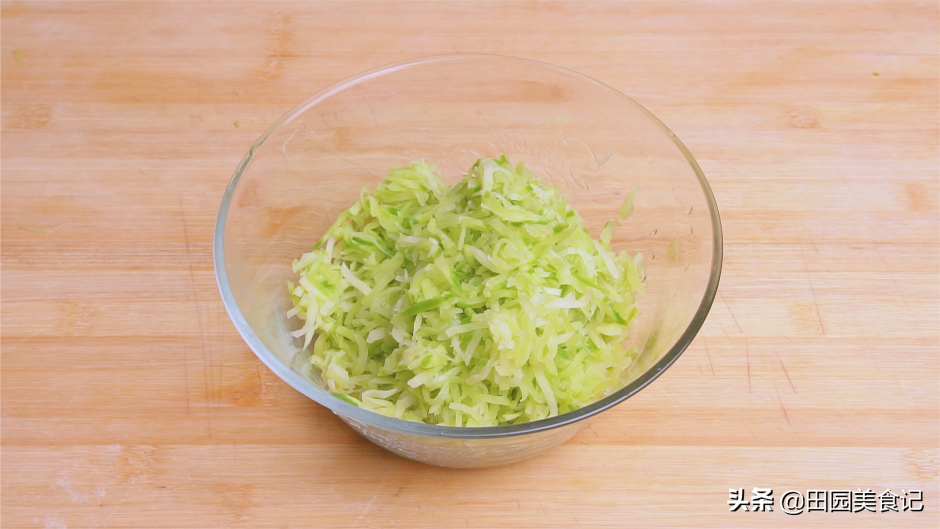 馅饼如何包才能皮薄馅大,馅饼的馅有几种是最好的