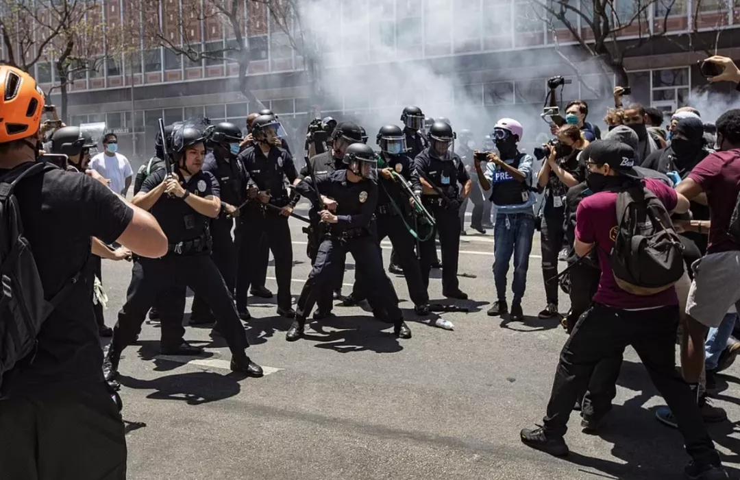 “她还有XX，怎么能进女洗手间”美国民众因跨性别者事件爆发互殴