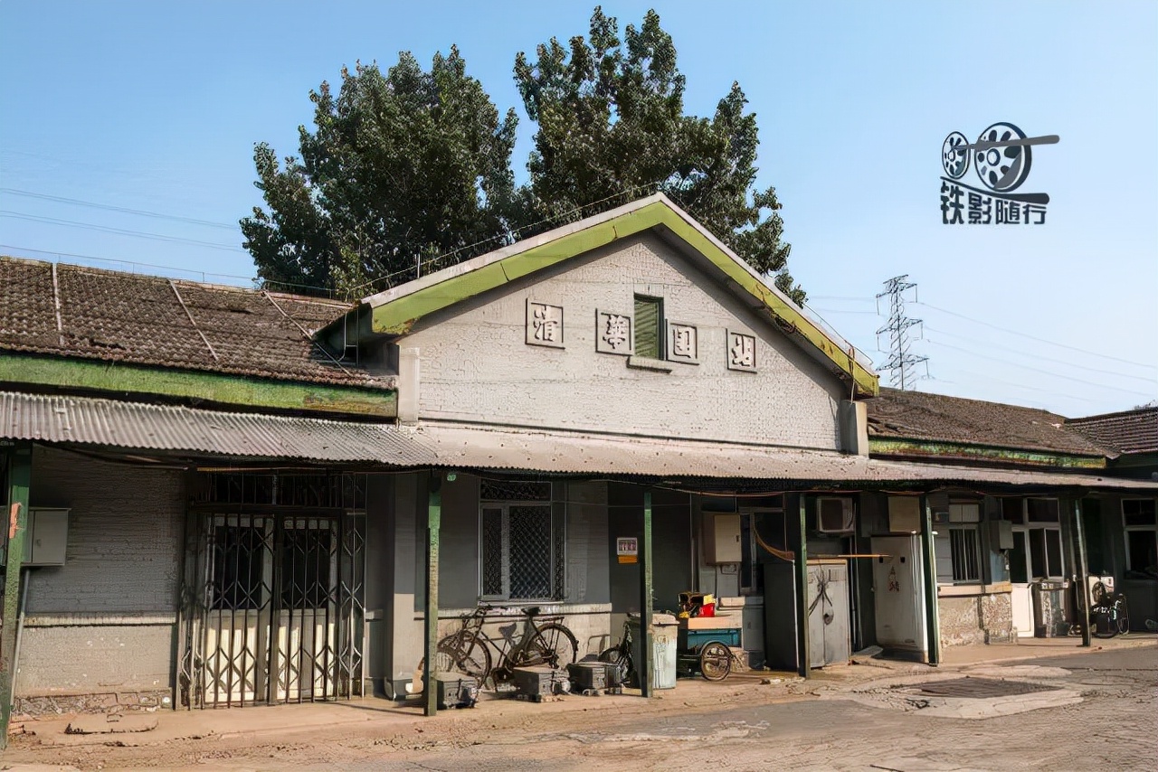 火车来了行人车辆请注意安全,行人车辆请注意火车就要来了