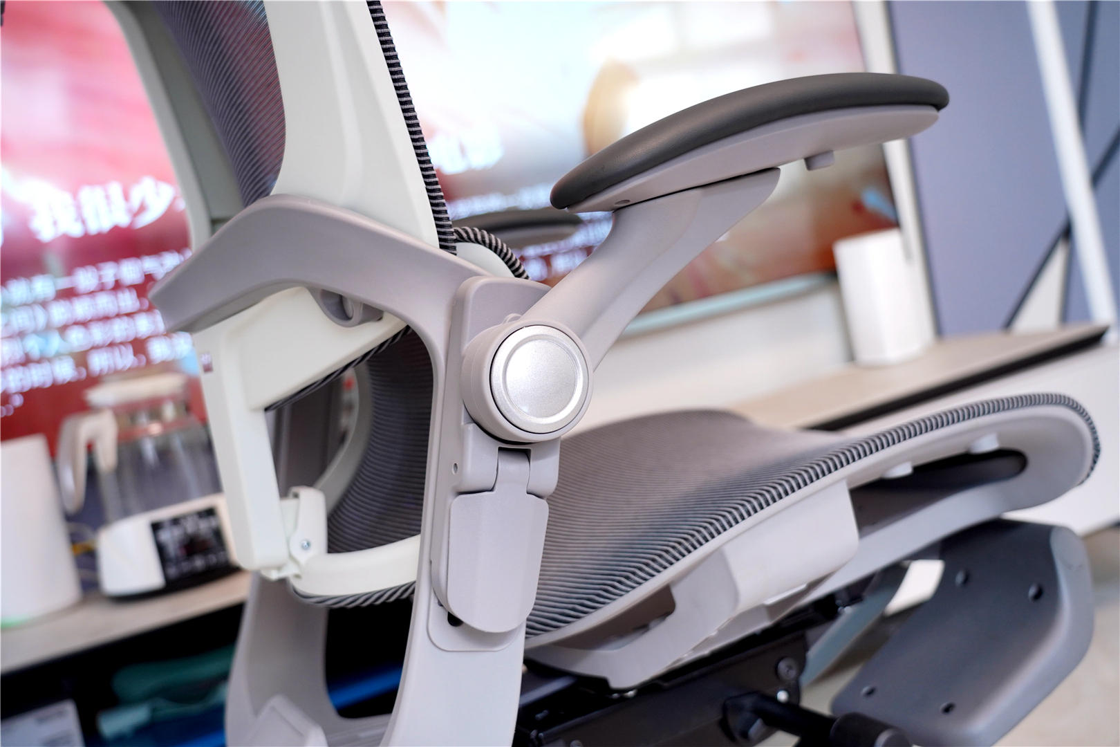 缓解疲劳，降低久坐危害，请选择网易严选3D悬挂腰靠人体工学转椅