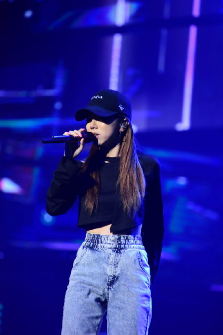 邓紫棋和林俊杰是一个级别吗,邓紫棋现场稳吗