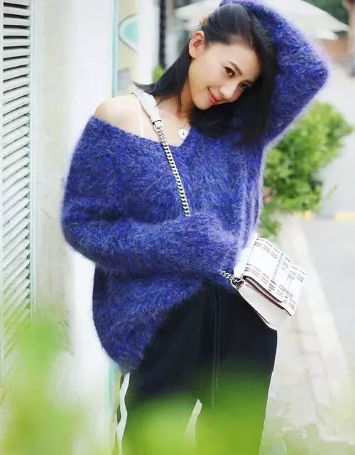 v字领中长修身毛衣搭配秋冬,v领毛衣超显脸小上身又瘦又好看