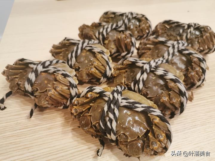 大闸蟹的正确吃法999块的大闸蟹,春季的第一只大闸蟹应该怎么吃