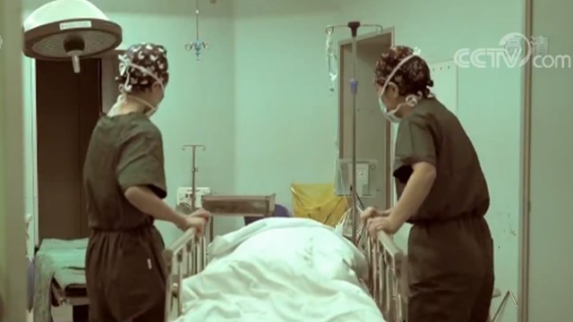 18岁女孩从高空坠落,17岁少女从17楼跳下毫发无伤