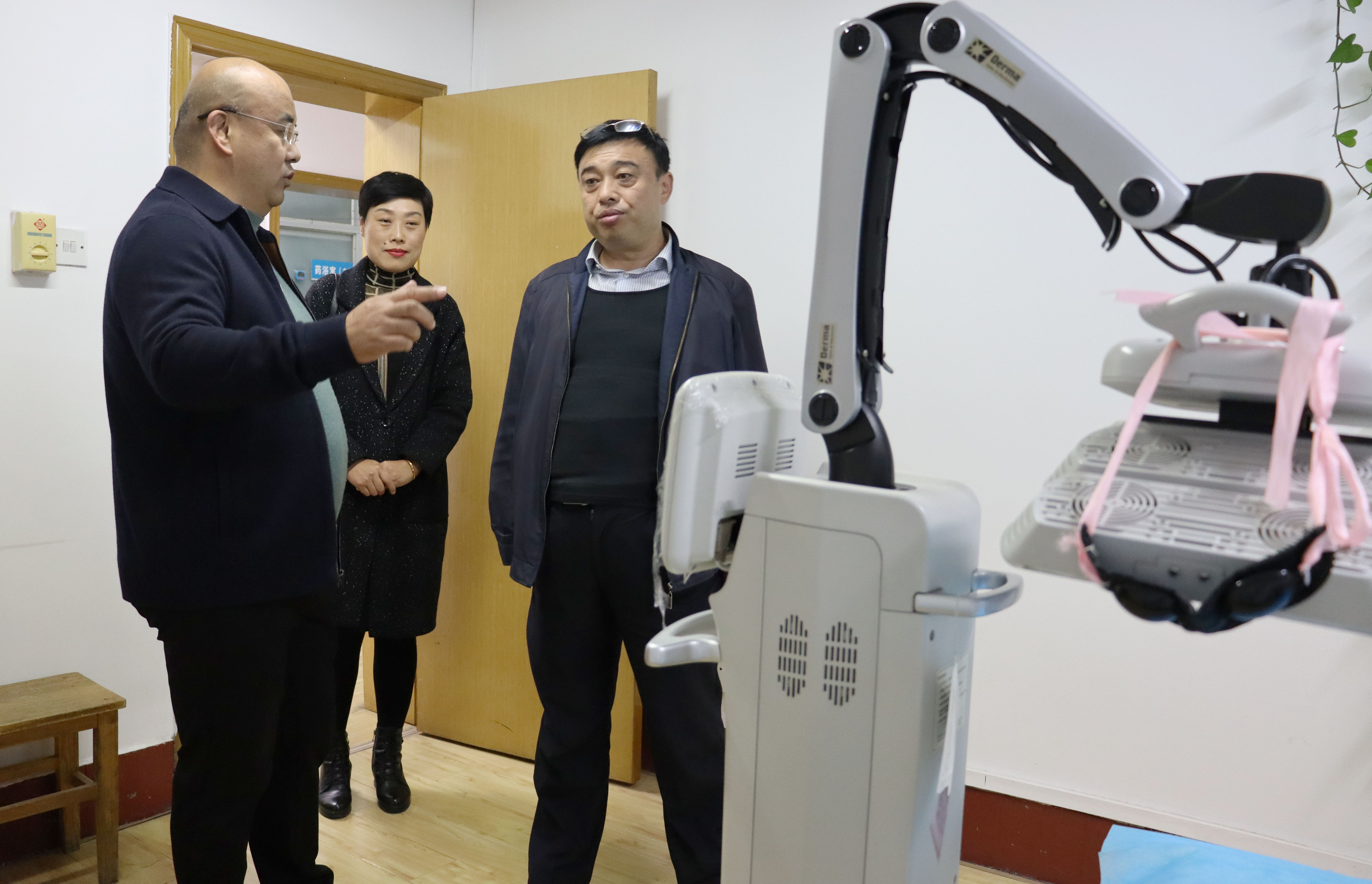 渭南市卫健局副局长徐萌新莅临渭南海成皮肤专科医院调研指导工作