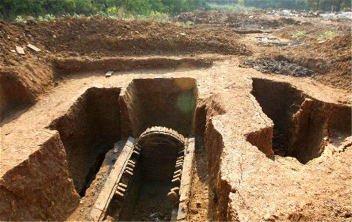 2011年南京修建学校，发现一件国宝级梅瓶，盗墓贼与40亿失之交臂