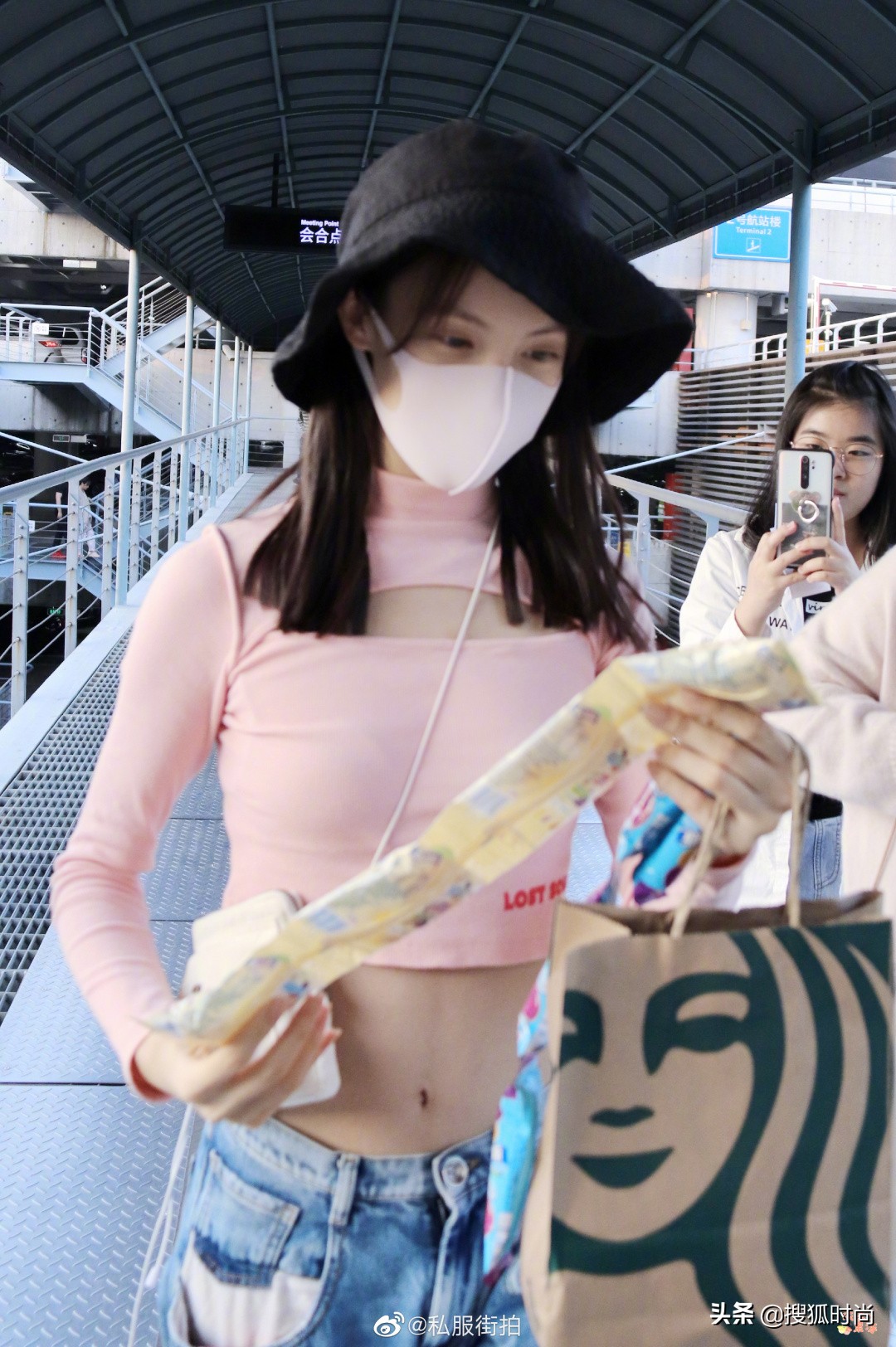 金晨红色吊带裙跳舞,金晨黑裙露背跳舞