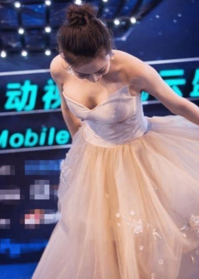 马苏无惧别人眼光，硬穿抹胸礼服“撑”出凹凸感，弯腰瞬间太撩人