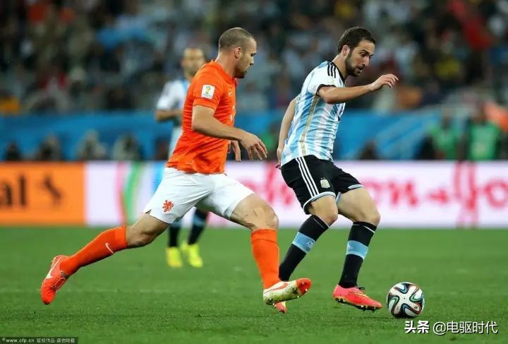 足球前锋过人射门教学,2v2提高接球转身射门能力