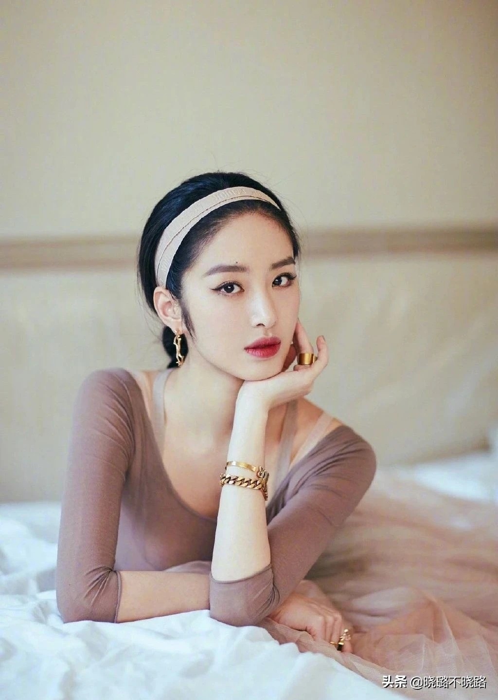 这个春天必学的气质发型,这个春天小丝巾这样搭