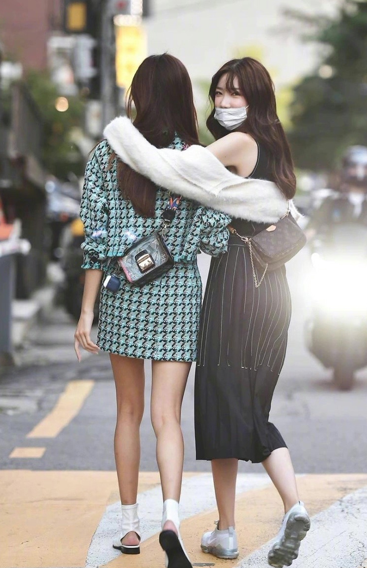 韩国街拍女生穿搭慢视频,2020街拍韩国女穿搭真实时尚