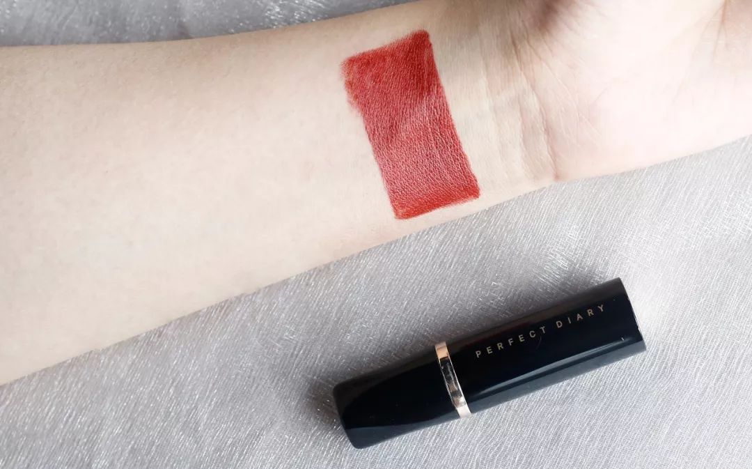 百元内口红推荐不掉色,适合60-70岁老人口红颜色平价