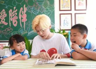 王子文高铁踩桌,王子文穿高跟鞋被嘲笑是地摊货