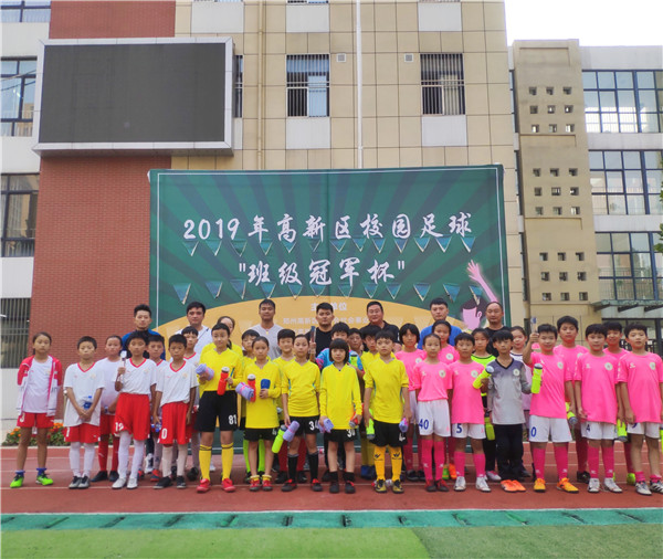 绿茵健将，“足”以撬动未来--高新实小五年级代表队参加“冠军杯”足球赛