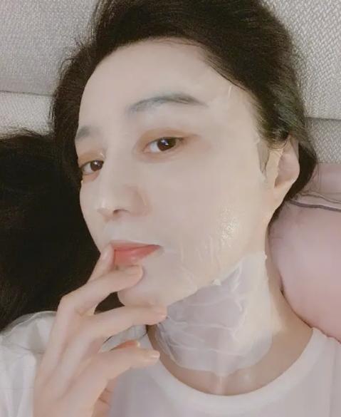 38岁范冰冰护理有妙招,敷面膜还不忘护理脖子,颈纹真的很抢镜