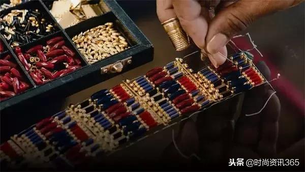 “埃及风”也刮到了时尚圈？CHANEL用金丝银线为你解答！