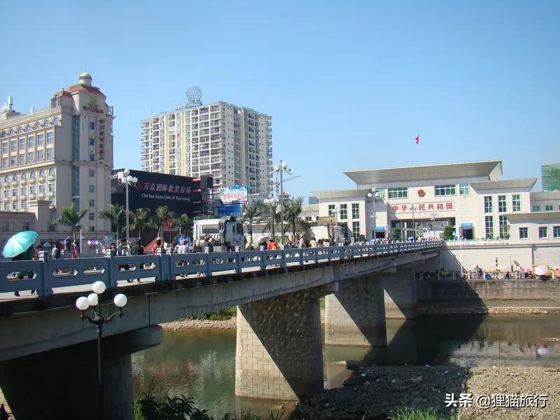 广西东兴与越南一河之隔,东兴与越南边境交界海边