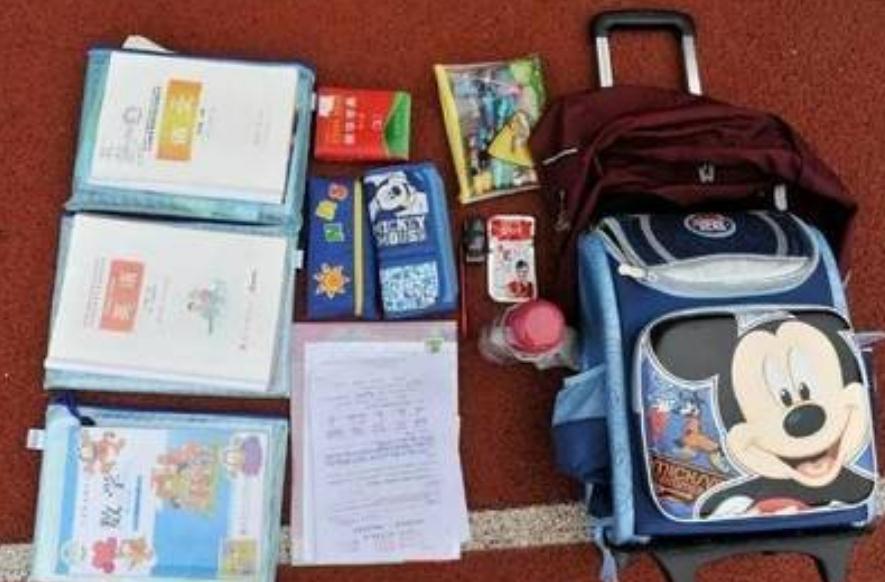 家长为什么会给孩子背书包,家长该不该帮孩子背书包